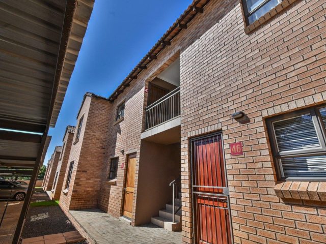 2 Bedroom Townhouse for Sale in Vredenhof Small Holdings