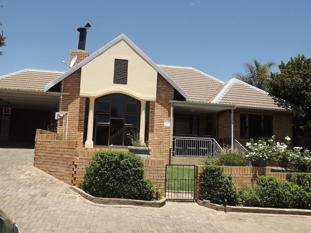 3 Bedroom Townhouse for Sale in Langenhovenpark