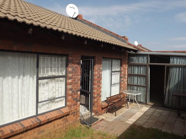 2 Bedroom Townhouse for Sale in Langenhovenpark