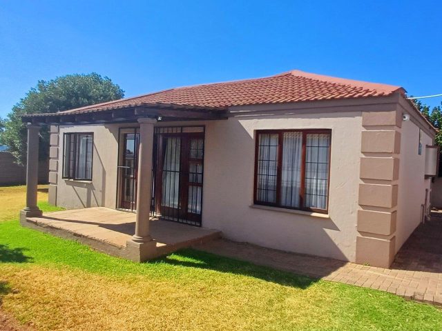 2 Bedroom Townhouse for Sale in Langenhovenpark