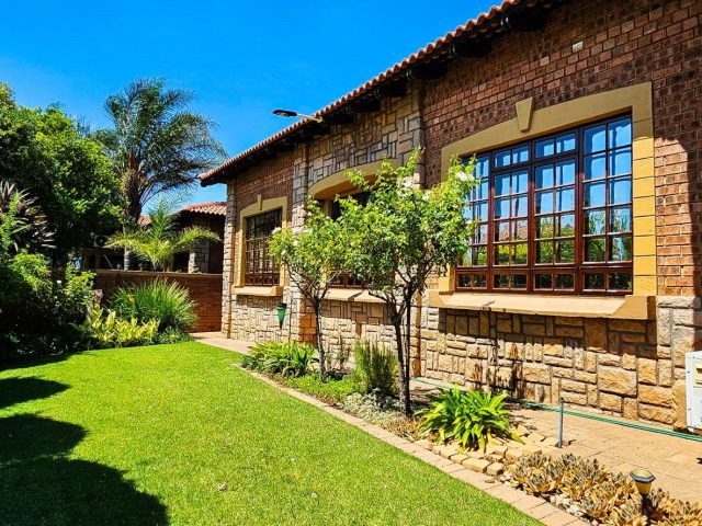 3 Bedroom Townhouse for Sale in Dan Pienaar Bloemfontein, Da