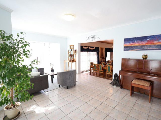 4 Bedroom House For Sale in Saldanha Heights