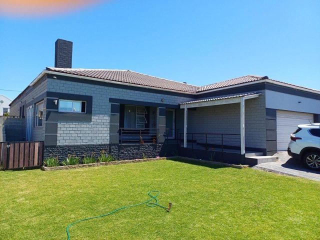 4 Bedroom House For Sale in Bluewater Bay