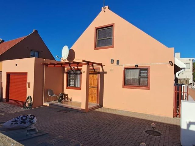 4 Bedroom House For Sale in Saldanha Central