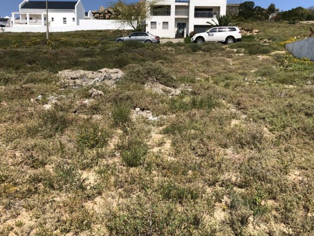 Well-Positioned Vacant Stand in Upmarket Da Gama Bay