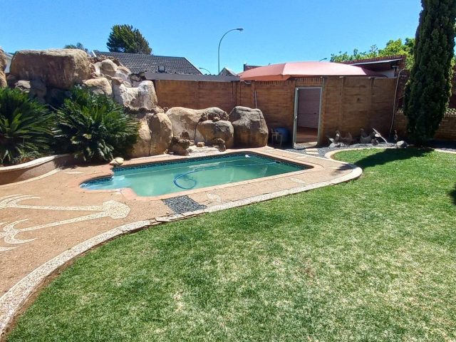 6 Bedroom House for Sale in Langenhovenpark