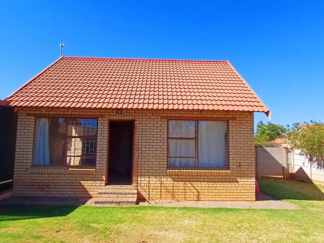 2 Bedroom Townhouse for Sale in Langenhovenpark