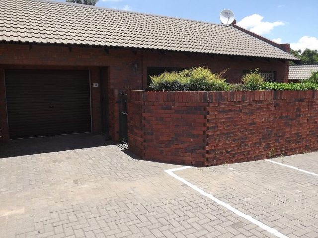 2 Bedroom Townhouse for Sale in Langenhovenpark