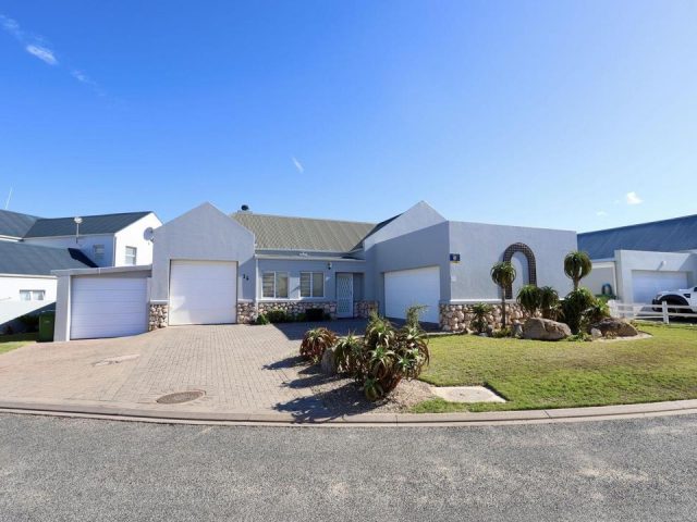 3 Bedroom House To Rent in Laguna Sands