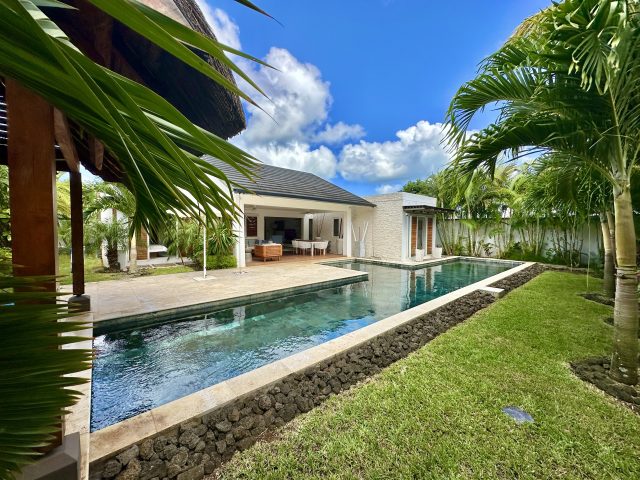 Luxury Living: Modern Villa in Coveted Estate