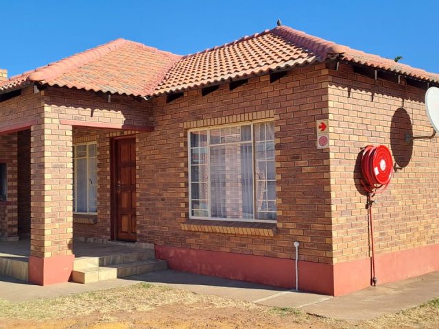 Charming2-Bedroom Freestanding Unit in Waterval East Complex