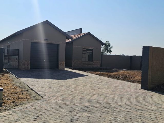 Modern Contemporary Home with City Convenience and Tranquil