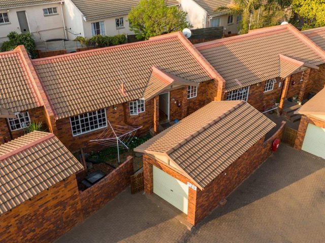2 Bedroom Townhouse for Sale in Langenhovenpark