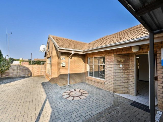 2 Bedroom Townhouse for Sale in Universitas