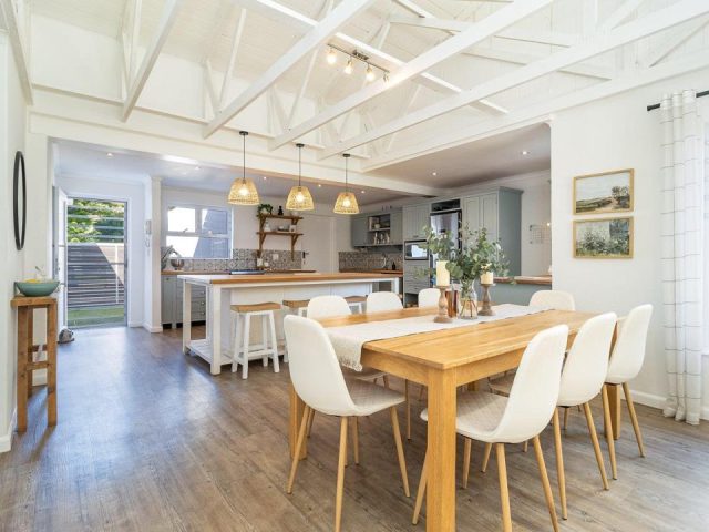 3 Bedroom Home For Sale in Lakeside
