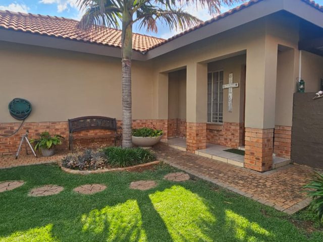 Charming Family Home in Popular Complex!