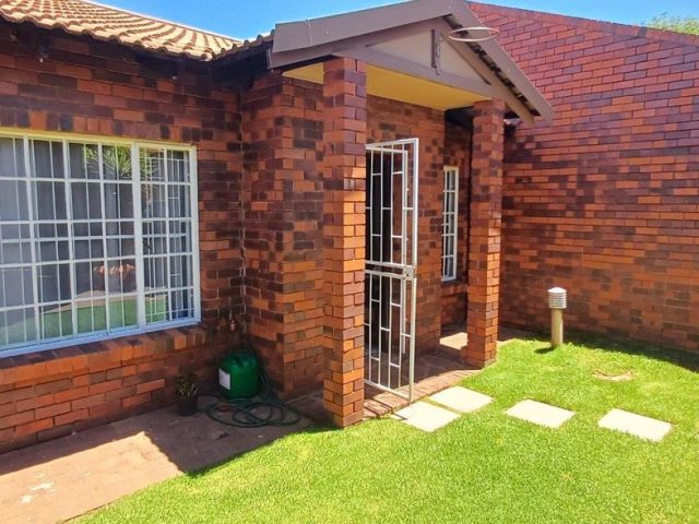 2 Bedroom Townhouse for Sale in Langenhovenpark