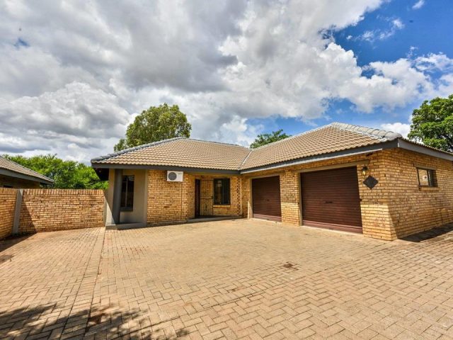 3 Bedroom Townhouse for Sale in Langenhovenpark