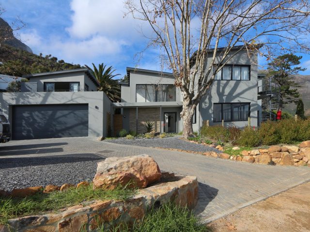 4 Bedroom House For Rent in Scott Estate, Hout Bay