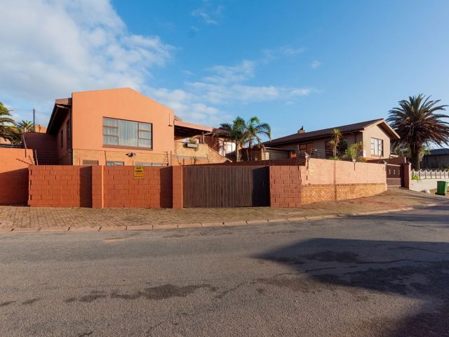 4 Bedroom House For Sale in Vredenburg