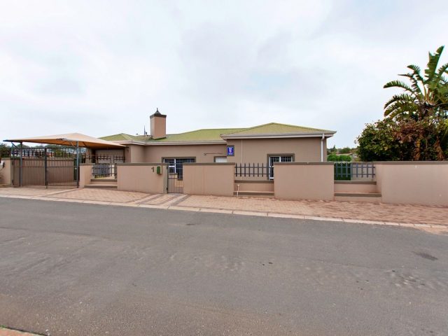 3 Bedroom House For Sale in Vredenburg