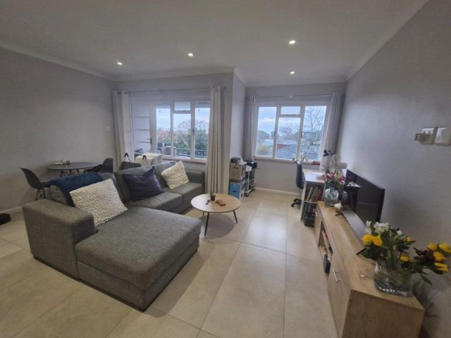 2 Bedroom Apartment / Flat to Rent in Claremont Upper Cape Town, Clare