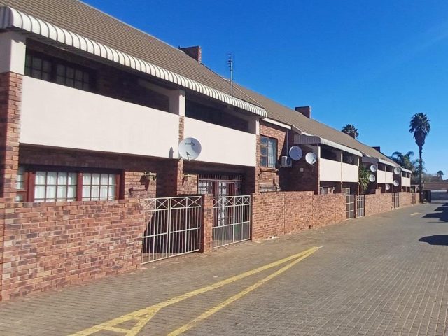 2 Bedroom Townhouse for Sale in Langenhovenpark
