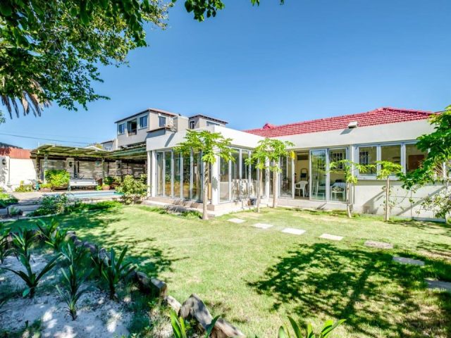 8 Bedroom House for Sale in Rondebosch