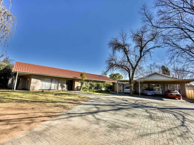 19 Bedroom House for Sale in Universitas