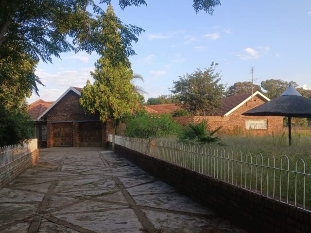 4 Bed House for Sale De Deur