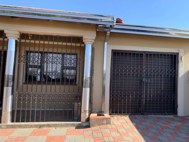 House to Rent in Madadeni R
