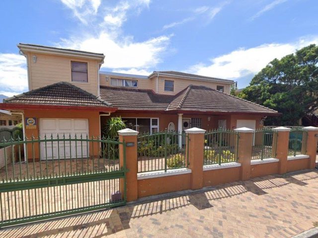 6 Bedroom House On Auction in Langgewacht