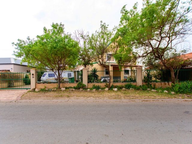 3 Bedroom House For Sale in Bluewater Bay