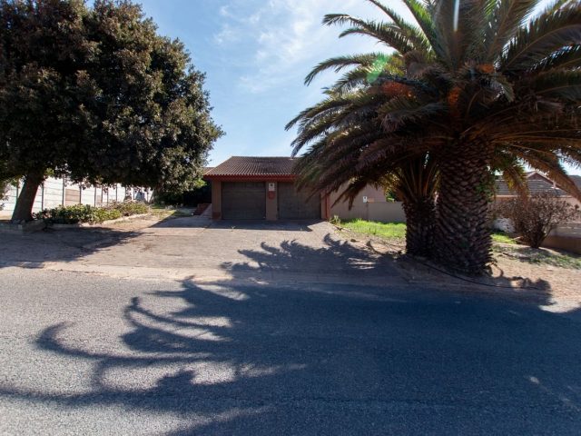 3 Bedroom House For Sale in Vredenburg