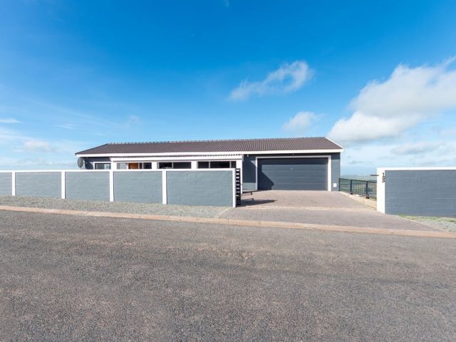 2 Bedroom House For Sale in Vredenburg