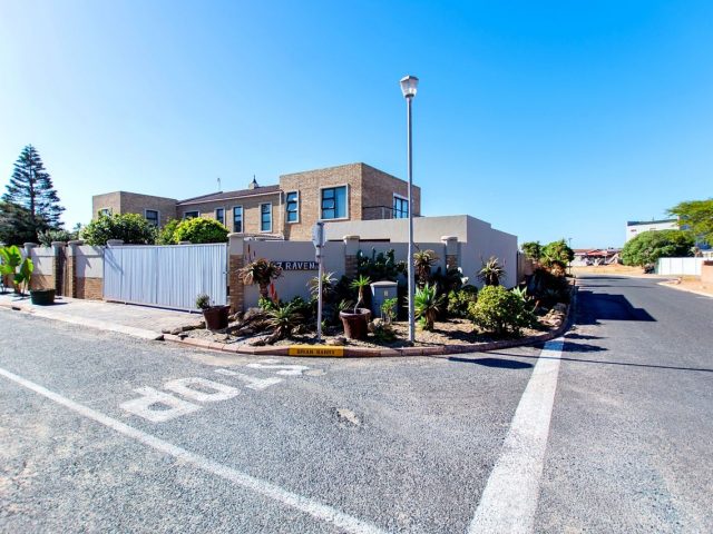 7 Bedroom House For Sale in Bluewater Bay