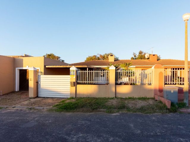 3 Bedroom House For Sale in Bluewater Bay