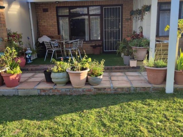 2 Bedroom Apartment / Flat to Rent in Tokai Cape Town, Tokai