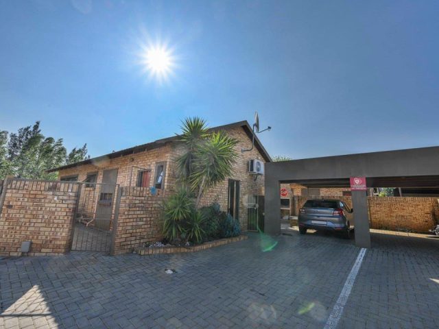 3 Bedroom Townhouse for Sale in Langenhovenpark