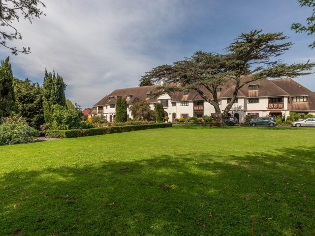 2 Bedroom Apartment For Sale in Claremont