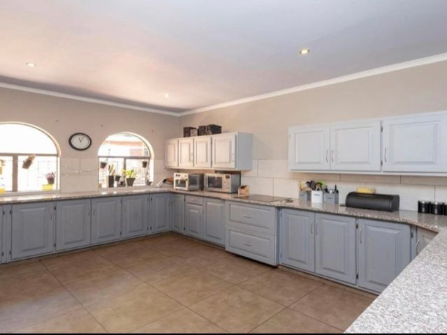 6 Bed House for Sale Florauna Pretoria North
