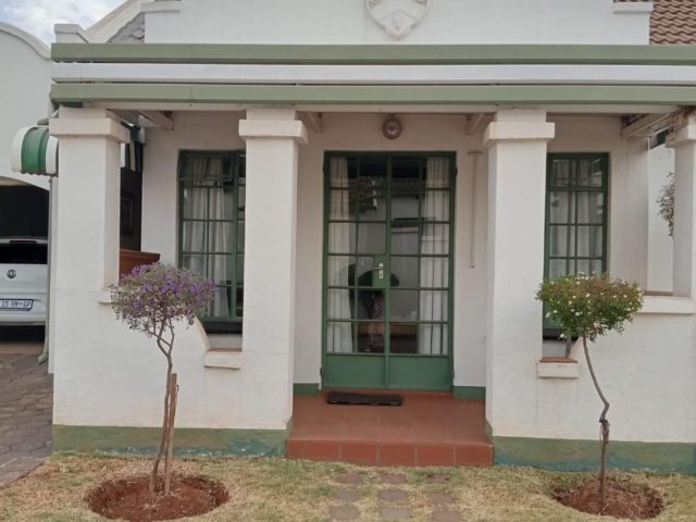 2 Bedroom Townhouse for Sale in Die Hoewes