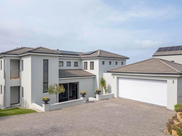 4 Bedroom House for Sale in Pezula Golf Estate