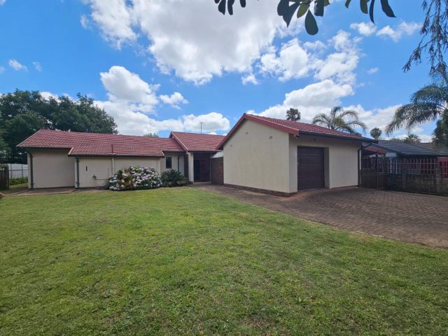 3 Bedroom House for Sale in Huttenheights