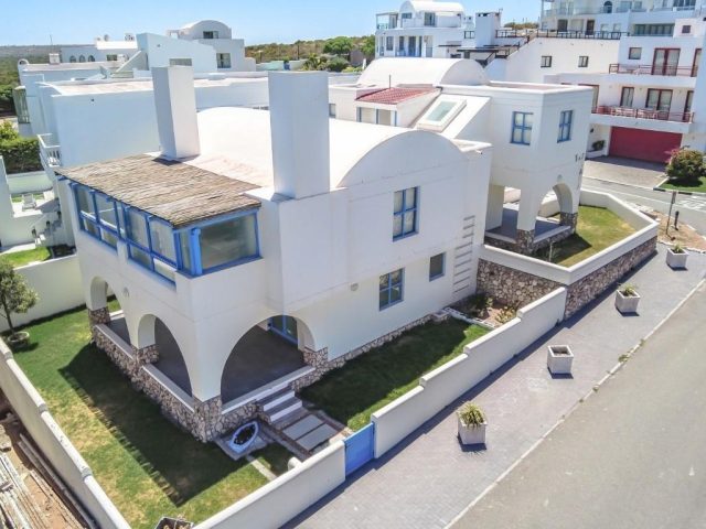 4 Bedroom House for Sale in Paradise Beach