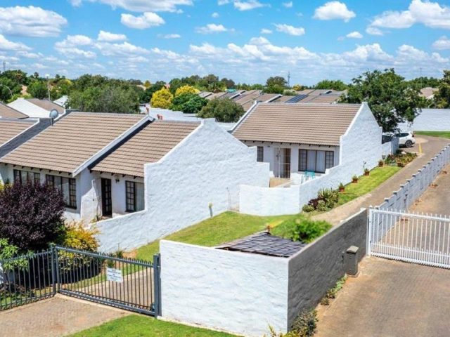 2 Bedroom Townhouse for Sale in Langenhovenpark