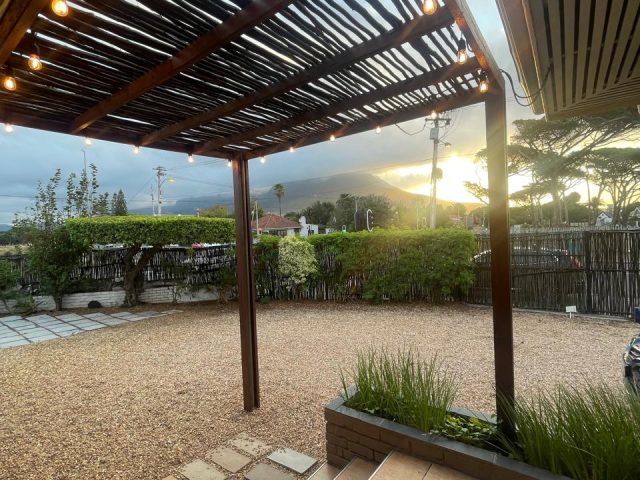 Fully Furnished Flatlet Opposite Rondebosch Common