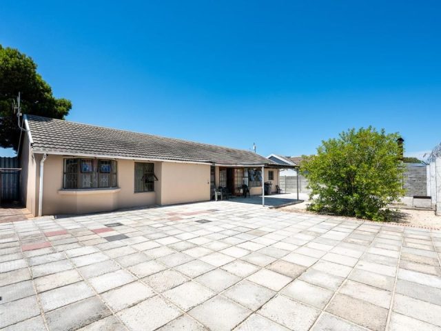 4 Bedroom House for Sale in Tuscany Glen