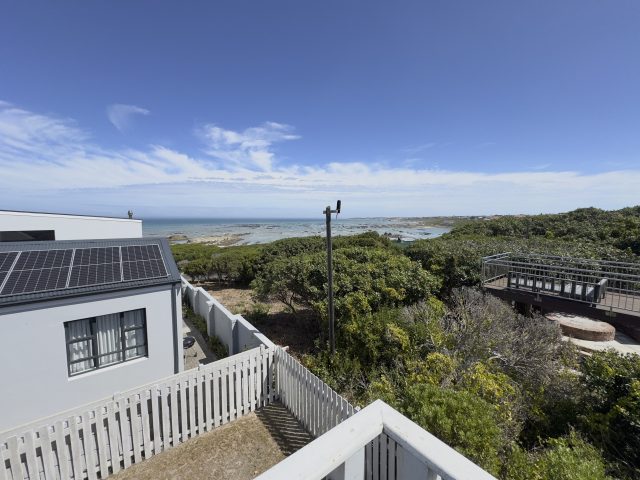 4-Bedroom Franskraal Beach House with Ocean Views