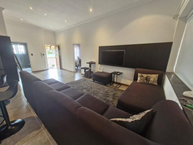 2 Bedroom Apartment / Flat to Rent in Wynberg Upper
